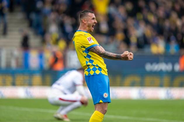 19 04 2025, Eintracht Braunschweig 1 FC Kaiserslautern, 2 Fußball Bundesliga, at Eintracht Stadion Braunschweig Robin Krauße cheers after the final whistle Important note According to the regulations of the DFB and the DFL, it is prohibited to use or have used photographs taken in the stadium and or of the match in the form of sequential images and or video-like photo series Copyright: xDavidxInderliedx
