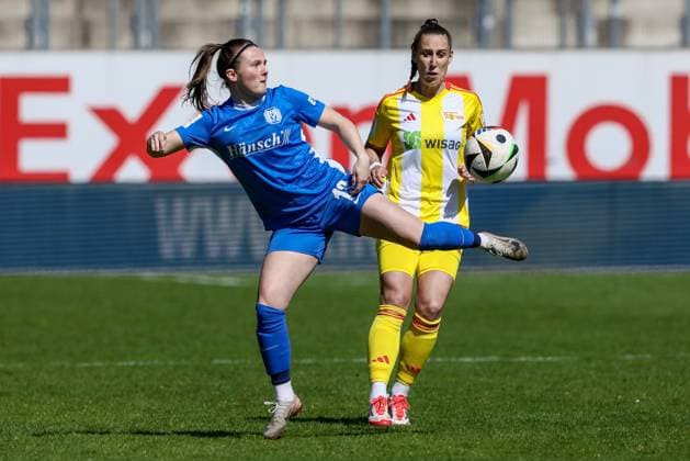 from left Ayleen Seyen SV Meppen, 13 and Anna Weiß 1 FC Union Berlin, 21 in a duel, dynamic, action, action, game scene, THE DFB REGULATIONS PROHIBIT ANY USE OF PHOTOGRAPHS AS IMAGE SEQUENCES AND OR QUASI VIDEO , 19 04 2025, Meppen Germany , Football, 2 Womens Bundesliga, SV Meppen 1 FC Union Berlin xobx