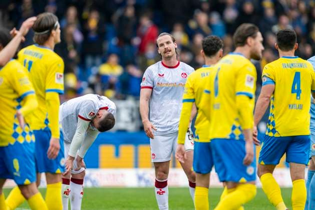 19 04 2025, Eintracht Braunschweig 1 FC Kaiserslautern, 2 Fußball Bundesliga, at Eintracht Stadion Lauterns Jannis Heuer is disappointed after the final whistle Important note According to the regulations of the DFB and the DFL, it is prohibited to use or have used photographs taken in the stadium and or of the match in the form of sequential images and or video-like photo series Copyright: xDavidxInderliedx