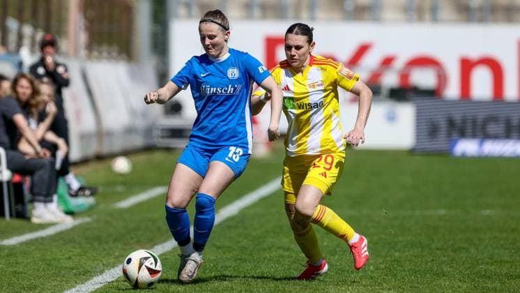 from left Ayleen Seyen SV Meppen, 13 and Antonia Halverkamps 1 FC Union Berlin, 29 in a duel, dynamic, action, action, game scene, THE DFB REGULATIONS PROHIBIT ANY USE OF PHOTOGRAPHS AS IMAGE SEQUENCES AND OR QUASI VIDEO , 19 04 2025, Meppen Germany , Football, 2 Womens Bundesliga, SV Meppen 1 FC Union Berlin xobx