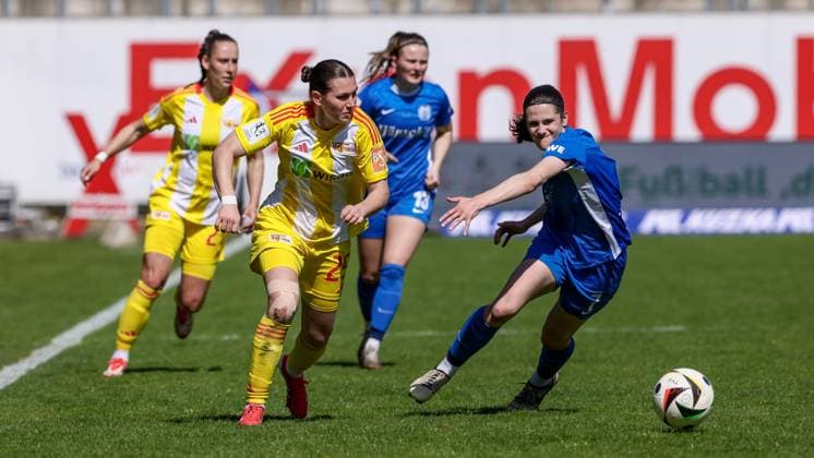 from left Antonia Halverkamps 1 FC Union Berlin, 29 and Marie Bleil SV Meppen, 7 in duel, duel, dynamics, action, action, game scene, THE DFB REGULATIONS PROHIBIT ANY USE OF PHOTOGRAPHS AS IMAGE SEQUENCES AND OR QUASI VIDEO , 19 04 2025, Meppen Germany , Football, 2 Womens Bundesliga, SV Meppen 1 FC Union Berlin xobx