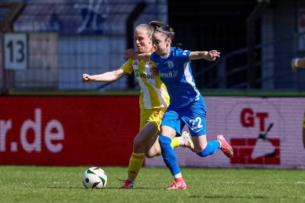 from left Pia Metzker 1 FC Union Berlin, 23 and Virag Nagy SV Meppen, 22 in a duel, dynamic, action, action, game scene, THE DFB REGULATIONS PROHIBIT ANY USE OF PHOTOGRAPHS AS IMAGE SEQUENCES AND OR QUASI VIDEO , 19 04 2025, Meppen Germany , Football, 2 Womens Bundesliga, SV Meppen 1 FC Union Berlin xobx