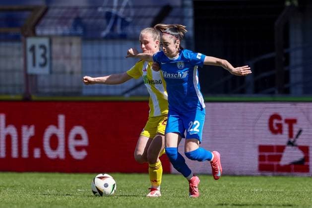 from left Pia Metzker 1 FC Union Berlin, 23 and Virag Nagy SV Meppen, 22 in a duel, dynamic, action, action, game scene, THE DFB REGULATIONS PROHIBIT ANY USE OF PHOTOGRAPHS AS IMAGE SEQUENCES AND OR QUASI VIDEO , 19 04 2025, Meppen Germany , Football, 2 Womens Bundesliga, SV Meppen 1 FC Union Berlin xobx