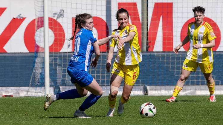 from left Nina Kossen SV Meppen, 10 and Celine Frank 1 FC Union Berlin, 6 in duel, duel, dynamic, action, action, game scene, THE DFB REGULATIONS PROHIBIT ANY USE OF PHOTOGRAPHS AS IMAGE SEQUENCES AND OR QUASI VIDEO , 19 04 2025, Meppen Germany , Football, 2 Womens Bundesliga, SV Meppen 1 FC Union Berlin xobx