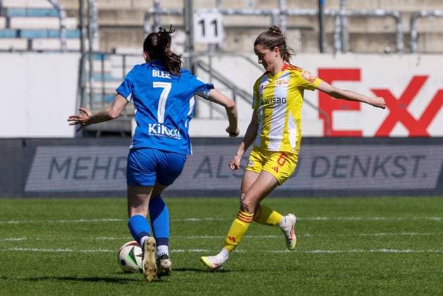 from left Marie Bleil SV Meppen, 7 and Celine Frank 1 FC Union Berlin, 6 in a duel, dynamic, action, action, game scene, THE DFB REGULATIONS PROHIBIT ANY USE OF PHOTOGRAPHS AS IMAGE SEQUENCES AND OR QUASI VIDEO , 19 04 2025, Meppen Germany , Football, 2 Womens Bundesliga, SV Meppen 1 FC Union Berlin xobx