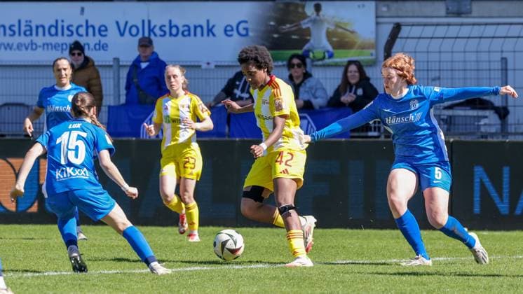 from left Sonja Lux SV Meppen, 15 , Naika Reissner 1 FC Union Berlin, 42 and Lena Göppel SV Meppen, 5 in duel, duel, dynamics, action, action scene, THE DFB REGULATIONS PROHIBIT ANY USE OF PHOTOGRAPHS AS IMAGE SEQUENCES AND OR QUASI VIDEO , 19 04 2025, Meppen Germany , Football, 2 Womens Bundesliga, SV Meppen 1 FC Union Berlin xobx