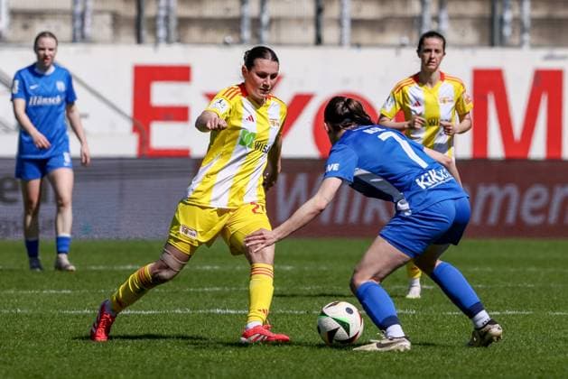 from left Antonia Halverkamps 1 FC Union Berlin, 29 and Marie Bleil SV Meppen, 7 in duel, duel, dynamics, action, action, game scene, THE DFB REGULATIONS PROHIBIT ANY USE OF PHOTOGRAPHS AS IMAGE SEQUENCES AND OR QUASI VIDEO , 19 04 2025, Meppen Germany , Football, 2 Womens Bundesliga, SV Meppen 1 FC Union Berlin xobx