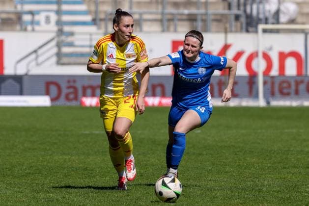 from left Anna Weiß 1 FC Union Berlin, 21 and Ayleen Seyen SV Meppen, 13 in a duel, dynamic, action, action, game scene, THE DFB REGULATIONS PROHIBIT ANY USE OF PHOTOGRAPHS AS IMAGE SEQUENCES AND OR QUASI VIDEO , 19 04 2025, Meppen Germany , Football, 2 Womens Bundesliga, SV Meppen 1 FC Union Berlin xobx