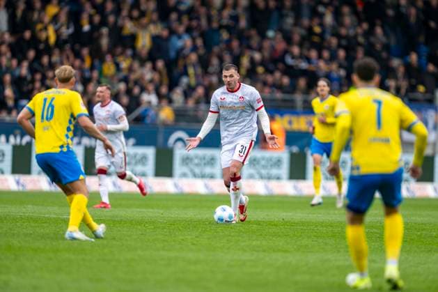 19 04 2025, Eintracht Braunschweig 1 FC Kaiserslautern, 2 Fußball Bundesliga, in Eintracht Stadion Lauterns Luca Sirch runs with the ball on his foot Important note According to the regulations of the DFB and the DFL, it is prohibited to use or have used photographs taken in the stadium and or of the match in the form of sequential images and or video-like photo series Copyright: xDavidxInderliedx