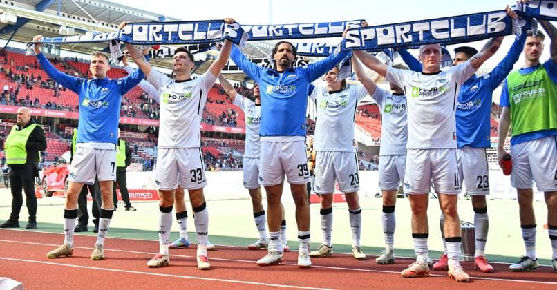 19 04 2024 Soccer Season 2024 2025 2 Soccer Bundesliga 30 Matchday 1 FC Nürnberg FCN Club SC Paderborn 07 SCP Sportfoto Zink xwoxzix DFL regulations prohibit any use of photographs as image sequences and or quasi video only for editorial use Mannschaft Teamkreis Team Team Jubel Freude nach Spielende