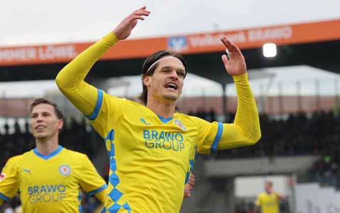 Eintracht BS vs 1 FC Kaiserslautern Braunschweig, 19 04 2025, Football, Season 24 25, 2 Bundesliga, Matchday 30, Eintracht Braunschweig vs 1 FC Kaiserslautern, Picture shows Levente Szabo BTSV, 11 Braunschweig