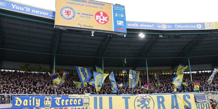 Eintracht BS vs 1 FC Kaiserslautern Braunschweig, 19 04 2025, Soccer, Season 24 25, 2 Bundesliga, Matchday 30, Eintracht Braunschweig vs 1 FC Kaiserslautern, Picture shows The Eintracht team thanking the fans in the Südkurve Braunschweig after the match