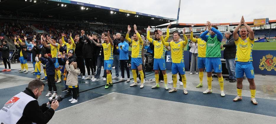 Eintracht BS vs 1 FC Kaiserslautern Braunschweig, 19 04 2025, Soccer, Season 24 25, 2 Bundesliga, Matchday 30, Eintracht Braunschweig vs 1 FC Kaiserslautern, Picture shows The Eintracht team thanking the fans in the Südkurve Braunschweig after the match