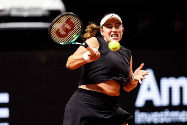 In the picture Jelena Osstapenko LAT Jelena Osstapenko LAT vs Iga Swiatek POL GER, Porsche Tennis Grand Prix GP Stuttgart 2025, WTA500, 19 04 2025 GER, Porsche Tennis Grand Prix GP Stuttgart 2025, WTA500, 19 04 2025 Stuttgart Copyright: xEibner-Pressefoto RogerxBuerkex EP