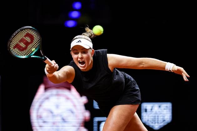 In the picture Jelena Osstapenko LAT Jelena Osstapenko LAT vs Iga Swiatek POL GER, Porsche Tennis Grand Prix GP Stuttgart 2025, WTA500, 19 04 2025 GER, Porsche Tennis Grand Prix GP Stuttgart 2025, WTA500, 19 04 2025 Stuttgart Copyright: xEibner-Pressefoto RogerxBuerkex EP