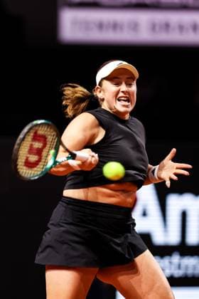 In the picture Jelena Osstapenko LAT Jelena Osstapenko LAT vs Iga Swiatek POL GER, Porsche Tennis Grand Prix GP Stuttgart 2025, WTA500, 19 04 2025 GER, Porsche Tennis Grand Prix GP Stuttgart 2025, WTA500, 19 04 2025 Stuttgart Copyright: xEibner-Pressefoto RogerxBuerkex EP