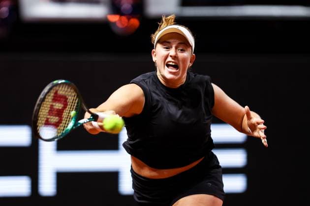 In the picture Jelena Osstapenko LAT Jelena Osstapenko LAT vs Iga Swiatek POL GER, Porsche Tennis Grand Prix GP Stuttgart 2025, WTA500, 19 04 2025 GER, Porsche Tennis Grand Prix GP Stuttgart 2025, WTA500, 19 04 2025 Stuttgart Copyright: xEibner-Pressefoto RogerxBuerkex EP