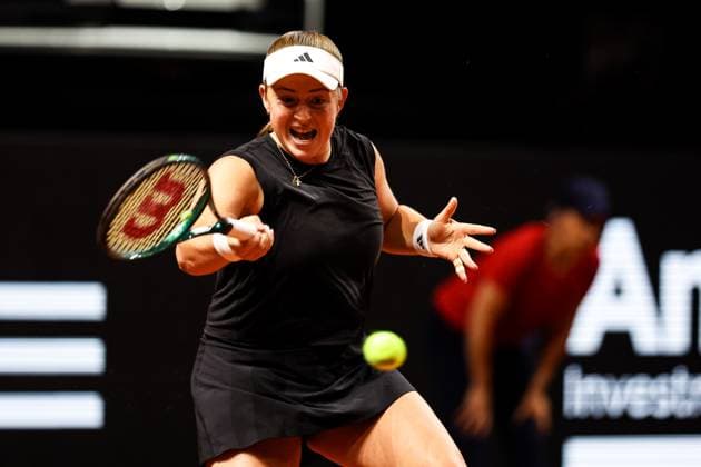 In the picture Jelena Osstapenko LAT Jelena Osstapenko LAT vs Iga Swiatek POL GER, Porsche Tennis Grand Prix GP Stuttgart 2025, WTA500, 19 04 2025 GER, Porsche Tennis Grand Prix GP Stuttgart 2025, WTA500, 19 04 2025 Stuttgart Copyright: xEibner-Pressefoto RogerxBuerkex EP