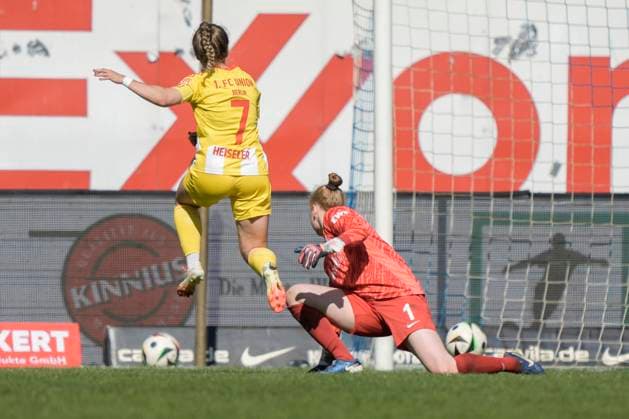 19 04 2025, Hänsch Arena, Meppen, GER, 2 Frauen Bundesliga SV Meppen 1 FC Union Berlin, Union 7 scores the 0 2 goal DFL REGULATIONS PROHIBIT ANY USE OF PHOTOGRAPHS AS IMAGE SEQUENCES AND OR QUASI VIDEO Meppen Niedersachsen Germany Hänsch Arena