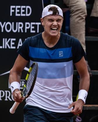 April 19, 2025, Barcelona, Barcelona, Spain: Holger Rune of Denmark during the semifinals between Karen Khachanov on Barcelona Open Banc Sabadell Trofeo Conde de Godo on April 19, 2025 in Barcelona, Spain. Barcelona Spain - ZUMAs316 20250419_znp_s316_038 Copyright: xMartixSeguraxRamonedax