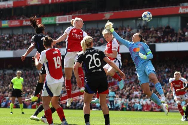UEFA CL Frauen Arsenal vs. Lyon 19. April 2025 London UEFA Women™s Champions League Halbfinale 1. Spiel Arsenal vs. Olympique Lyonnais Stina Blackstenius und Leah Williamson von Arsenal versuchen es mit einem Eckstoß, aber die Torhüterin von Lyon, Christiane Endler, verfehlt den Ball Foto von Mark Leech London UK  Copyright: xMarkxLeechxOffside