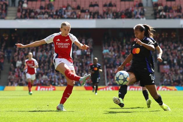 UEFA CL Frauen Arsenal gegen Lyon 19. April 2025 London UEFA Women™s Champions League Halbfinale 1. Spiel Arsenal gegen Olympique Lyonnais Chloe Kelly von Arsenal schießt Foto von Mark Leech London UK  Copyright: xMarkxLeechxOffside