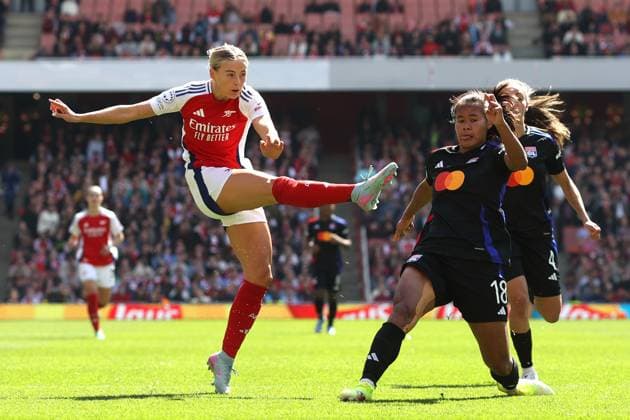 UEFA CL Frauen Arsenal gegen Lyon 19. April 2025 London UEFA Women™s Champions League Halbfinale 1. Spiel Arsenal gegen Olympique Lyonnais Chloe Kelly von Arsenal schießt Foto von Mark Leech London UK  Copyright: xMarkxLeechxOffside