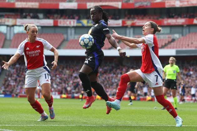 UEFA CL Frauen Arsenal gegen Lyon 19. April 2025 London UEFA Women™s Champions League Halbfinale 1. Spiel Arsenal gegen Olympique Lyonnais Tabitha Chawinga von Lyon kommt zwischen Katie McCabe und Steph Catley von Arsenal Foto von Mark Leech London UK  Copyright: xMarkxLeechxOffside