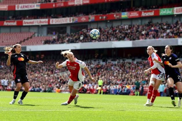 UEFA CL Frauen Arsenal gegen Lyon 19. April 2025 London UEFA Women™s Champions League-Halbfinale 1. Spiel Arsenal gegen Olympique Lyonnais Beth Mead von Arsenal köpft den Ball Foto von Mark Leech London UK  Copyright: xMarkxLeechxOffside