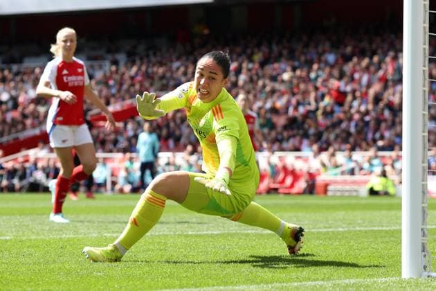 UEFA CL Frauen Arsenal gegen Lyon 19. April 2025 London UEFA Women™s Champions League Halbfinale 1. Spiel Arsenal gegen Olympique Lyonnais Arsenal-Torhüterin Manuela Zinsberger Foto von Mark Leech London UK  Copyright: xMarkxLeechxOffside