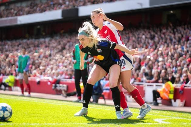 Arsenal Women and Olympique Lyonnais FÃ minin UEFA Women™s Champions League Semi Final LONDON, ENGLAND - APRIL 19: Ellie Carpenter of Olympique Lyonnais FÃ minin and Caitlin Foord of Arsenal Women during the UEFA Women™s Champions League Semi Final match between Arsenal Women and Olympique Lyonnais FÃ minin at Emirates Stadium on April 19, 2025 in London, England London United Kingdom Copyright: xNinaxFarooqix