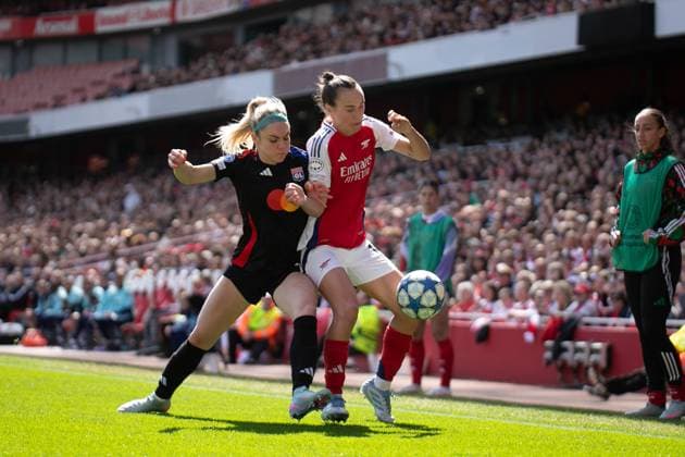 Arsenal Women and Olympique Lyonnais FÃ minin UEFA Women™s Champions League Semi Final LONDON, ENGLAND - APRIL 19: Ellie Carpenter of Olympique Lyonnais FÃ minin and Caitlin Foord of Arsenal Women during the UEFA Women™s Champions League Semi Final match between Arsenal Women and Olympique Lyonnais FÃ minin at Emirates Stadium on April 19, 2025 in London, England London United Kingdom Copyright: xNinaxFarooqix