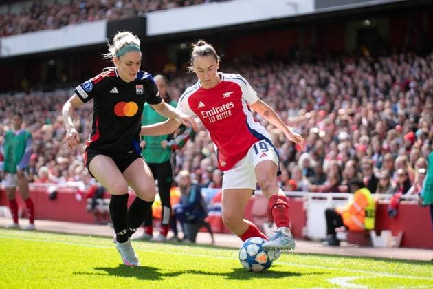 Arsenal Women and Olympique Lyonnais FÃ minin UEFA Women™s Champions League Semi Final LONDON, ENGLAND - APRIL 19: Ellie Carpenter of Olympique Lyonnais FÃ minin and Caitlin Foord of Arsenal Women during the UEFA Women™s Champions League Semi Final match between Arsenal Women and Olympique Lyonnais FÃ minin at Emirates Stadium on April 19, 2025 in London, England London United Kingdom Copyright: xNinaxFarooqix