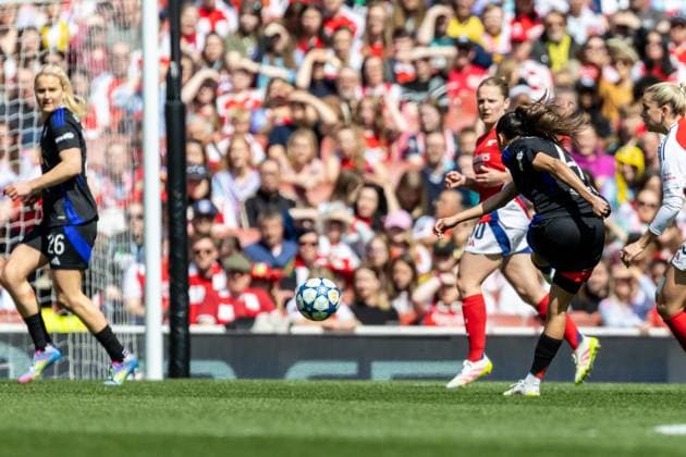 Football - 2024 2025 UEFA Women™s Champions League - Semi-Final - First Leg - Arsenal vs Olympique Lyonnais - Emirates Stadium - Saturday 19th April 2025 Selma Bacha (Olympique Lyonnais) drives the ball at the Arsenal goal at the Emirates Stadium COLORSPORT DANIEL BEARHAM  csp_ars_lyo_db_19042025_