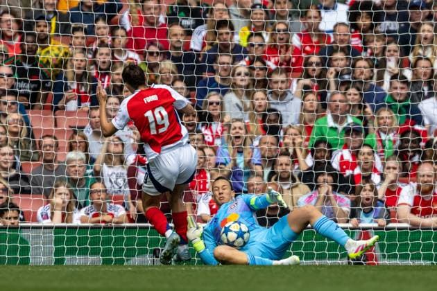 Football - 2024 2025 UEFA Women™s Champions League - Semi-Final - First Leg - Arsenal vs Olympique Lyonnais - Emirates Stadium - Saturday 19th April 2025 Christiane Endler (Olympique Lyonnais) saves at close range from Caitlin Foord (Arsenal FC Women) at the Emirates Stadium COLORSPORT DANIEL BEARHAM  csp_ars_lyo_db_19042025_