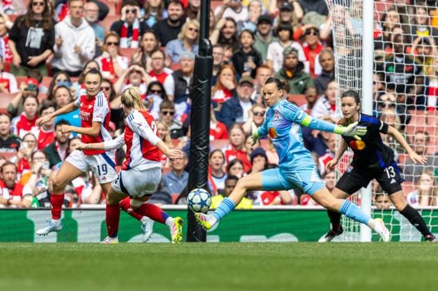 Football - 2024 2025 UEFA Women™s Champions League - Semi-Final - First Leg - Arsenal vs Olympique Lyonnais - Emirates Stadium - Saturday 19th April 2025 Christiane Endler (Olympique Lyonnais) saves at close range from Alessia Russo (Arsenal FC women) the Emirates Stadium COLORSPORT DANIEL BEARHAM  csp_ars_lyo_db_19042025_