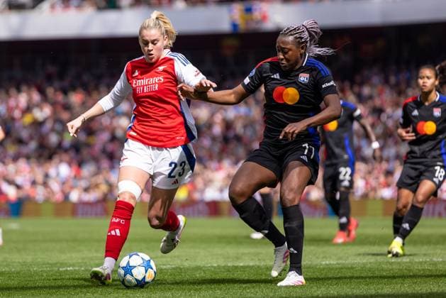 Football - 2024 2025 UEFA Women™s Champions League - Semi-Final - First Leg - Arsenal vs Olympique Lyonnais - Emirates Stadium - Saturday 19th April 2025 Alessia Russo (Arsenal FC Women) and Kadidiatou Diani (Olympique Lyonnais) compete for the ball at the Emirates Stadium COLORSPORT DANIEL BEARHAM  csp_ars_lyo_db_19042025_