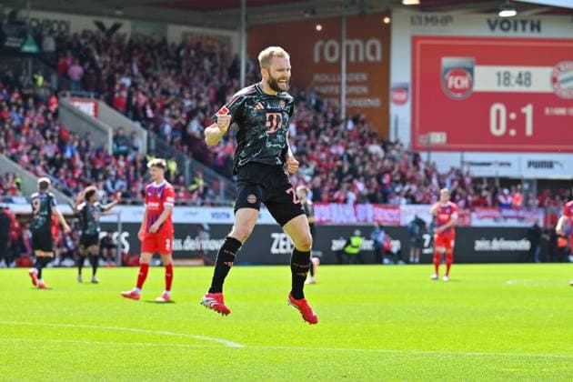 Bundesliga 1 FC Heidenheim FC Bayern Munich 19 04 2025 Cheering of the guests after the goal to 0 2 duch Konrad LAIMER FC Bayern Muenchen 27 Goal Goalscorer Joy Happy Bundesliga 1 FC Heidenheim FC Bayern Muenchen, Voith Arena on 19 04 2025 Copyright: xBEAUTIFULxSPORTS Goldbergx