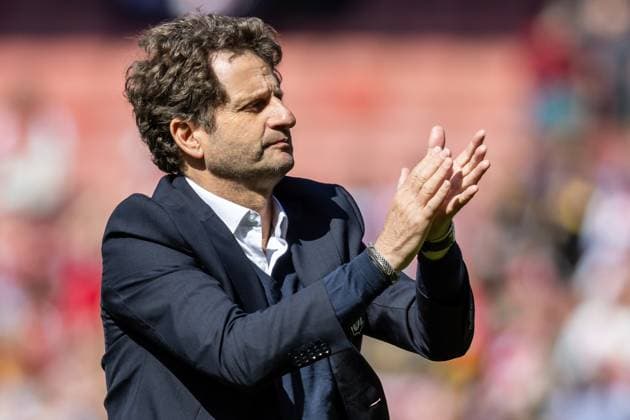 Football - 2024 2025 UEFA Women™s Champions League - Semi-Final - First Leg - Arsenal vs Olympique Lyonnais - Emirates Stadium - Saturday 19th April 2025 Joe Montemurro, Coach of Olympique Lyonnais, applauds the fans at the end of the game at the Emirates Stadium COLORSPORT DANIEL BEARHAM  csp_ars_lyo_db_19042025_
