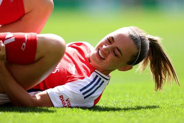 UEFA CL Frauen Arsenal gegen Lyon 19. April 2025 London UEFA Women™s Champions League Halbfinale 1. Spiel Arsenal gegen Olympique Lyonnais Katie McCabe von Arsenal verletzt sich Foto von Mark Leech London UK  Copyright: xMarkxLeechxOffside