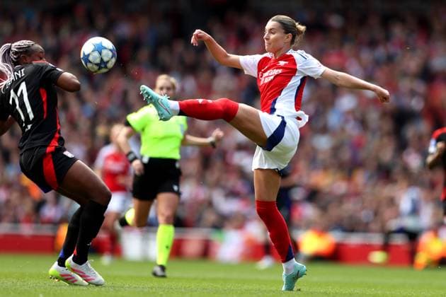 UEFA CL Frauen Arsenal gegen Lyon 19. April 2025 London UEFA Women™s Champions League Halbfinale 1. Spiel Arsenal gegen Olympique Lyonnais Kadidiatou Diani von Lyon wehrt den Ball ab, während sich Steph Catley von Arsenal nach dem Ball streckt Foto von Mark Leech London UK  Copyright: xMarkxLeechxOffside