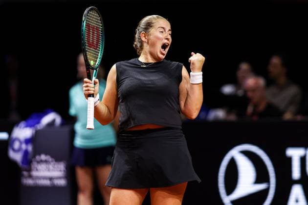 In the picture Jelena Ostapenko LAT defeats Iga Swiatek POL and cheers towards the coach Jelena Ostapenko LAT vs Iga Swiatek POL GER, Porsche Tennis Grand Prix GP Stuttgart 2025, WTA500, 19 04 2025 GER, Porsche Tennis Grand Prix GP Stuttgart 2025, WTA500, 19 04 2025 Stuttgart Copyright: xEibner-Pressefoto RogerxBuerkex EP