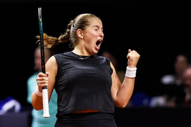 In the picture Jelena Ostapenko LAT defeats Iga Swiatek POL and cheers towards the coach Jelena Ostapenko LAT vs Iga Swiatek POL GER, Porsche Tennis Grand Prix GP Stuttgart 2025, WTA500, 19 04 2025 GER, Porsche Tennis Grand Prix GP Stuttgart 2025, WTA500, 19 04 2025 Stuttgart Copyright: xEibner-Pressefoto RogerxBuerkex EP