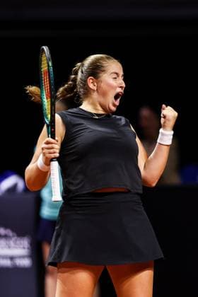 In the picture Jelena Ostapenko LAT defeats Iga Swiatek POL and cheers towards the coach Jelena Ostapenko LAT vs Iga Swiatek POL GER, Porsche Tennis Grand Prix GP Stuttgart 2025, WTA500, 19 04 2025 GER, Porsche Tennis Grand Prix GP Stuttgart 2025, WTA500, 19 04 2025 Stuttgart Copyright: xEibner-Pressefoto RogerxBuerkex EP