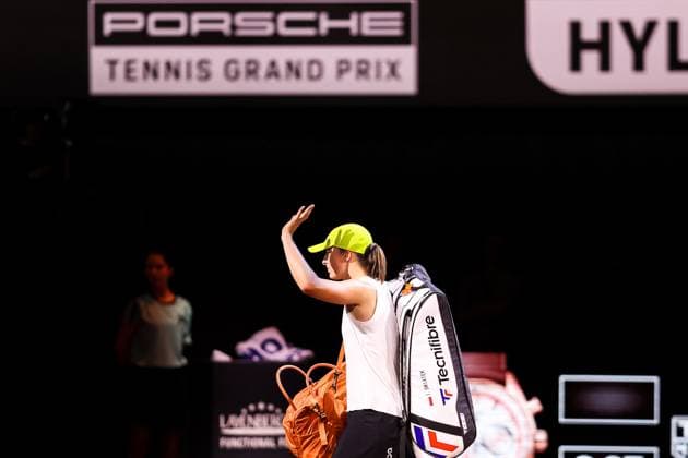 In the picture Iga Swiatek thanks the crowd and leaves the court Jelena Ostapenko LAT defeats Iga Swiatek POL Jelena Ostapenko LAT vs Iga Swiatek POL GER, Porsche Tennis Grand Prix GP Stuttgart 2025, WTA500, 19 04 2025 GER, Porsche Tennis Grand Prix GP Stuttgart 2025, WTA500, 19 04 2025 Stuttgart Copyright: xEibner-Pressefoto RogerxBuerkex EP