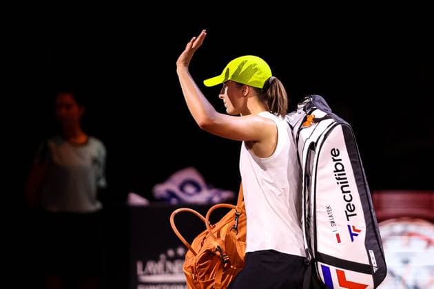In the picture Iga Swiatek thanks the crowd and leaves the court Jelena Ostapenko LAT defeats Iga Swiatek POL Jelena Ostapenko LAT vs Iga Swiatek POL GER, Porsche Tennis Grand Prix GP Stuttgart 2025, WTA500, 19 04 2025 GER, Porsche Tennis Grand Prix GP Stuttgart 2025, WTA500, 19 04 2025 Stuttgart Copyright: xEibner-Pressefoto RogerxBuerkex EP