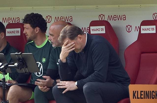 19 04 2025, xhbx, Fussball 1 Bundesliga, FSV Mainz 05 VfL Wolfsburg v l Trainer Ralph Hasenhüttl VfL Wolfsburg enttaeuscht, enttaeuscht schauend, dissapointed DFL DFB REGULATIONS PROHIBIT ANY USE OF PHOTOGRAPHS as IMAGE SEQUENCES and or QUASI VIDEO Mainz