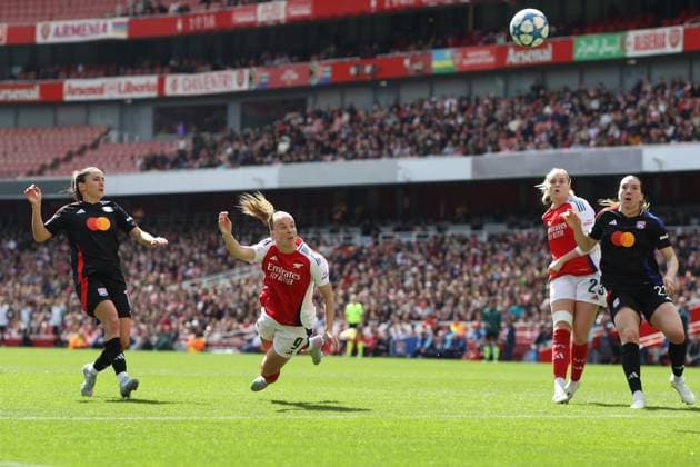 UEFA CL Frauen Arsenal gegen Lyon 19. April 2025 London UEFA Women™s Champions League-Halbfinale 1. Spiel Arsenal gegen Olympique Lyonnais Beth Mead von Arsenal köpft den Ball Foto von Mark Leech London UK  Copyright: xMarkxLeechxOffside