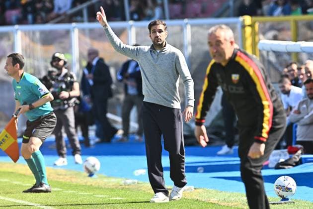 Foto IPP Marco Verri Lecce 19 04 25 Calcio Campionato Serie A 2024 2025 Lecce-Como nella foto Cesc Fabregas, allenatore del Como Italy Photo Press - World Copyright Lecce italy Italy ITALY  Copyright: xR4924_italyphotopressx