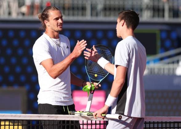 Fabian Marozsan HUN congratulates the winner, Alexander Zverev Tennis BMW Open 2025 ATP MTTC Iphitos Munich Germany April 19, 2025 Copyright: xJuergenxHasenkopfx